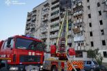Bomberos trataban de extinguir ayer un incendio en un edificio residencial luego de un ataque ruso en la ciudad de Smila. 
