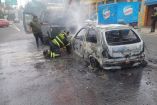 Auto en llamas en Periférico Sur.