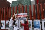 Familiares de personas desaparecidas pegan fotos en la entrada de la Cámara de Diputados