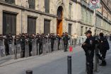 Elementos de policía afuera de Palacio Nacional