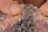 Por qué no debes explotar el plástico de burbujas