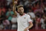 Ivan Rakitic levantando el pulgar derecho en el Sevilla.