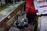 Vehículo volcado en un socavón de 6 metros de profundidad