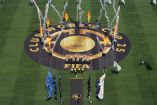 Escudo del Mundial de Clubes en el centro del campo.