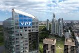 Fachada de las oficinas de YPF en Buenos Aires. (AFP)