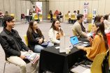 Candidatos a MBA conversan con una representante de admisiones durante una sesión tipo MeetUp en The MBA Tour Ciudad de México, evento clave para conocer las mejores escuelas de negocios del mundo y recibir orientación personalizada para su proceso de aplicación
