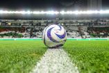 Balón de la Liga MX en el centro del campo.
