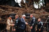 Donald Trump, presidente de Estados Unidos visitando la zona de desastre de las inundaciones en Texas. (AFP)
