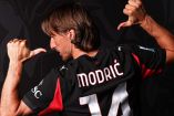 Luka Modric luciendo su dorsal en el AC Milan.
