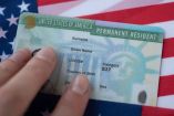 Migrantes legales buscan naturalizarse por temor a perder su "Green Card"