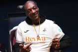 Snoop Dogg con el nuevo jersey del Swansea.