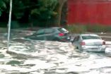 Automóviles arrastrados por inundación en la Magdalena Contreras.