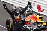 'Checo' Pérez celebrando con la bandera de México.