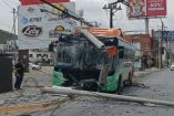 El autobús resultó con daños tras el accidente.