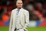 Paul Gascoigne de traje blanco.