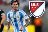 Rodrigo De Paul junto al escudo de la MLS.