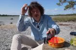 Luisito Comunica intentó probar Sürstromming en Suecia, un pescado fermentado