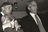 Donald Trump y sus hijos, Eric e Ivanka Trump, son vistos con Jeffrey Epstein en la inauguración del Harley Davidson Café en Nueva York en 1993. (CNN / Especial)