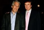 Fotografía de archivo de Donald Trump junto a Jeffrey Epstein. (Especial / Archivo)