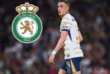 Rogelio Funes Mori junto al escudo del León.