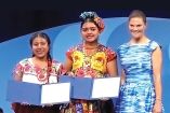 Rosa Mendoza y Shanni Mora recibiendo el premio Nobel del Agua.