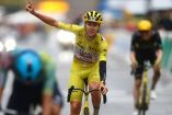 Tadej Pogacar cruzando la meta en París.
