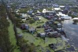 Por la lluvia registrada la tarde noche de este lunes, se desbordó un canal de aguas negras en la colonia La Conchita Zapotitlan en Tláhuac.