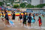 Turistas en una playa de Acapulco