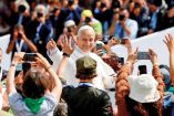 El Santo Padre saludó desde su automóvil papal a los fieles reunidos en la explanada bajo un intenso calor de 30 grados. Foto: Reuters