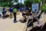 Voluntarios de la organización Ola del Cambio, junto con miembros de la Guardia Nacional, retiran restos oxidados de embarcaciones en Playa Honda, Acapulco. La imagen muestra a los participantes durante una jornada de limpieza para recuperar el entorno afectado por el huracán Otis en 2023.