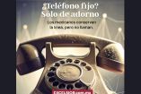 Teléfono fijo antiguo con disco giratorio cubierto de polvo, en un entorno con telarañas y fondo desenfocado que sugiere obsolescencia. La imagen lleva texto sobreimpreso que dice “¿Teléfono fijo? Sólo de adorno. Los mexicanos conservan la línea, pero no llaman.” Representa el abandono de esta tecnología.