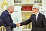 El presidente de EU recibió ayer en la Casa Blanca a Tim Cook, dueño de la empresa de tecnología Apple.