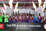 Jugadores del Crystal Palace levantando la Community Shield.