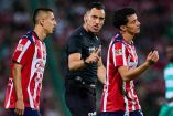 Jugadores de Chivas protestando al árbitro.