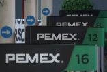 Letrero de Pemex en una gasolinera