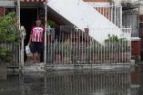 Una persona varada en su domicilio tras las inundaciones por las lluvias de los últimos días