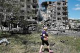 Una mujer avanzó ante un edificio completamente destruido por los bombardeos rusos en la región de Donetsk, en el este de Ucrania. Foto: AFP