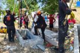 Personal de rescate atienden a una mujer que cayó al interior de una tumba