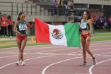 Ximena Serrano y Valeria Flores con la bandera de México.