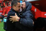 Efraín Juárez y Antonio Mohamed se saludan antes del Toluca-Pumas