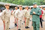 Los milicianos son un cuerpo de hombres y mujeres civiles voluntarios y de diferentes edades, entrenados en caso de una operación militar; son uniformados de color beige. 
