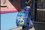 ¿Cuánto debe pesar la mochila escolar para cuidar la espalda de los niños? (Foto: Cuartoscuro)