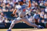 Clayton Kershaw a punto de lanzar la bola.