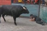 Un sujeto embestido por un toro en la Huamantlada