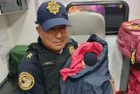 Policía con un recién nacido que fue abandonando