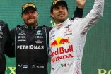 Valtteri Bottas junto a 'Checo' Pérez en un podio.