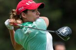 Gaby López jugando golf.