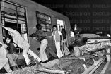 Imagen histórica en blanco y negro del accidente ocurrido en agosto de 1979, donde un automóvil Chevrolet impactó un convoy del Metro entre las estaciones Xola y Villa de Cortés; se observa a pasajeros saliendo por las ventanas del tren mientras civiles y policías intentan empujarlo, con el auto aún incrustado en las vías. 