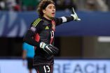 Guillermo Ochoa dando indicaciones.