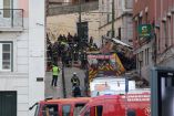 Vista general de la Calçada da Glória, con equipos de INEM y Bomberos de Lisboa atendiendo a heridos y vehículos de emergencia estacionados. (AFP)
